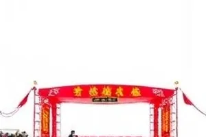 老式电梯内的长镜头构图