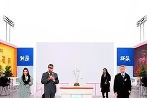 凌晨四点便利店的冷柜灯与货架