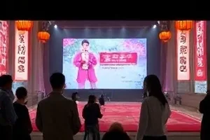 剧组餐车旁的折叠桌与保温箱