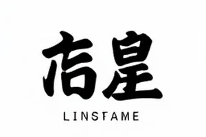 雨天收音师手持长杆话筒的工作照